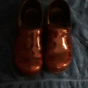 Burgandy patent leather Danskos.
